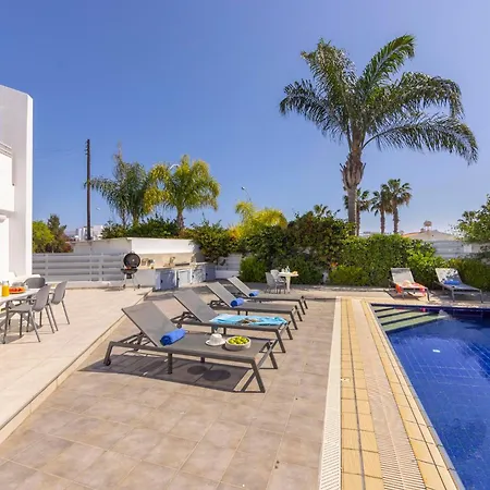 Holiday home Pantaros Luxury With Pool Paralimni