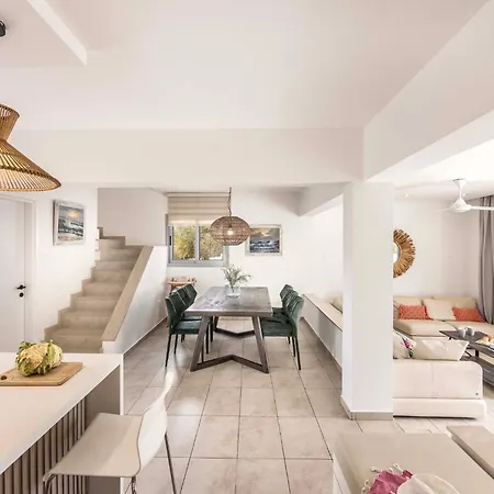 Pantaros Luxury With Pool Holiday home