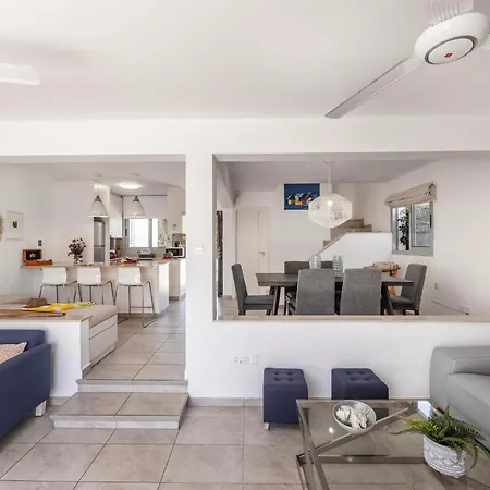 Holiday home Pantaros Luxury With Pool Paralimni