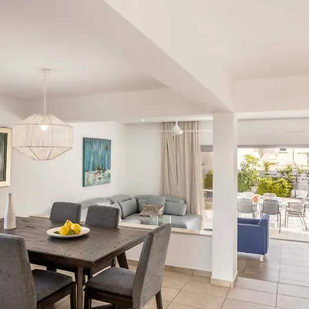 Pantaros Luxury With Pool Holiday home Paralimni