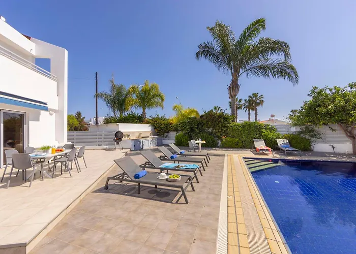 Semesterbostad Pantaros Luxury With Pool Paralimni