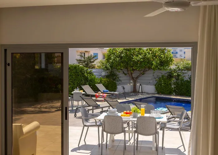 Semesterbostad Pantaros Luxury With Pool Paralimni