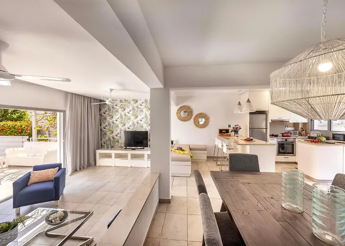 Semesterbostad Pantaros Luxury With Pool Paralimni