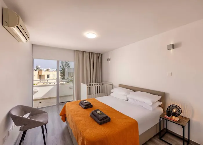 Pantaros Luxury With Pool Semesterbostad Paralimni